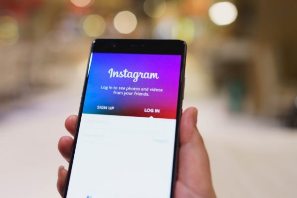 Instagram يقوم بطريق الخطأ بإطلاق تغذية جديدة أفقية للتمرير إلى الكثير من الارتباك 1