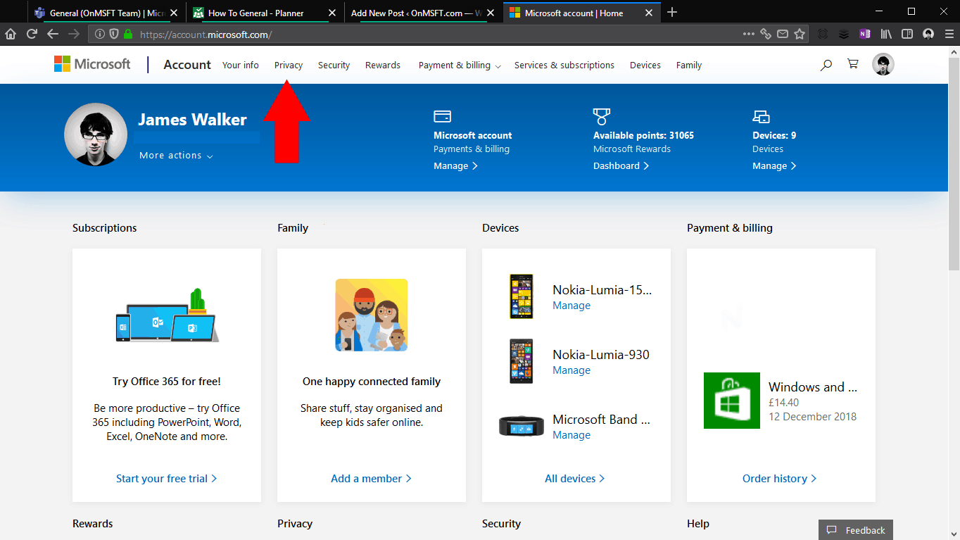 لقطة شاشة لصفحة حساب Microsoft مع سهم يشير إلى ارتباط الخصوصية