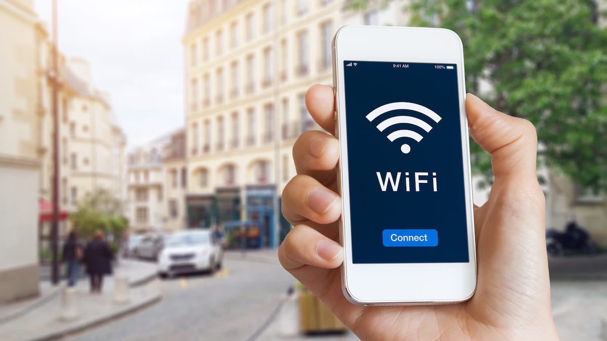 جهاز iPhone متصل بنقطة اتصال Wi-Fi عامة