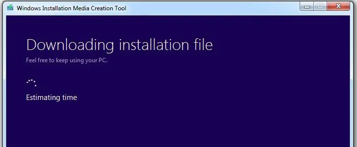 انتظر حتى تقوم أداة إنشاء الوسائط بتنزيل ملف Windows 8.1 ISO