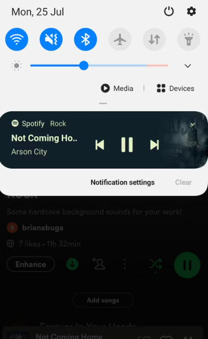 كيفية تشغيل الصوت على زوجين من سماعات الرأس أو مكبرات الصوت على هاتف Samsung 2