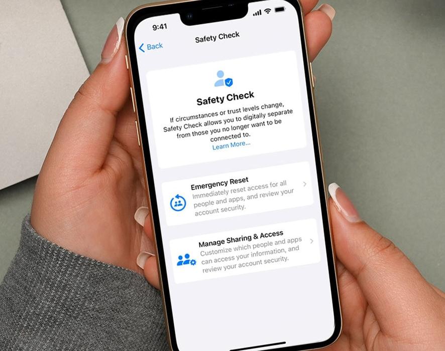 كيفية استخدام التحقق من الأمان على iPhone الذي يعمل بنظام iOS 17 10