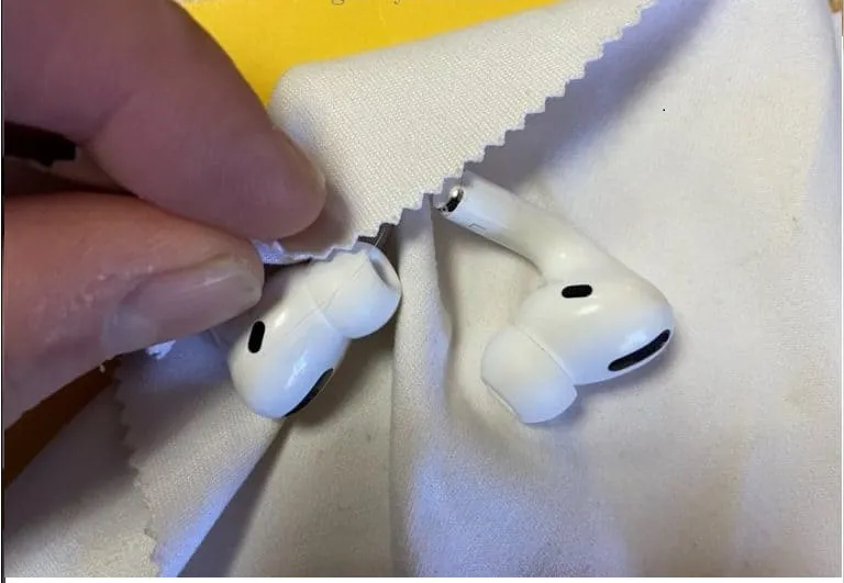 كيفية تنظيف AirPods الخاصة بك 3